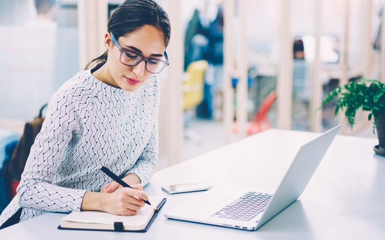 En lys, informativ produktbeskrivelse for et e-commerce websted, der fanger købernes opmærksomhed.